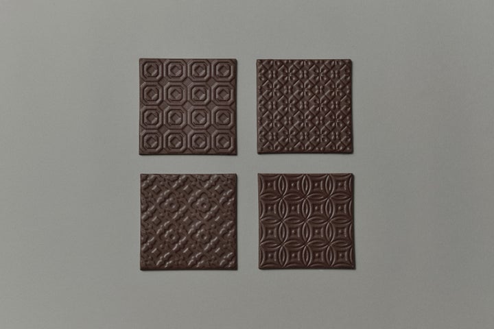 表面に異なる模様がある4つのFLAVORING CHOCOLATE