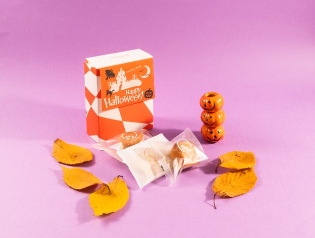 ハロウィンのタグを付けたButtersの箱と個包装の焼き菓子を紫色の面に配置した商品写真