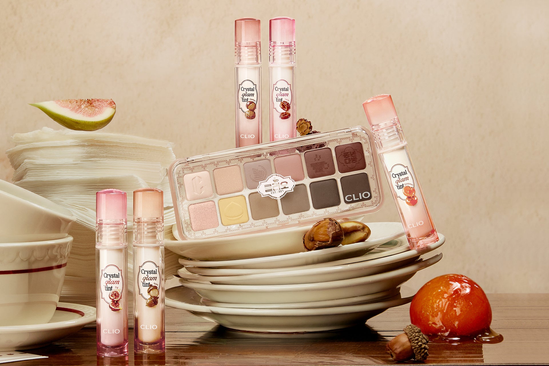 CLIO レトロ喫茶コレクションのアイパレット1種とティント5色。皿や果物は撮影小物