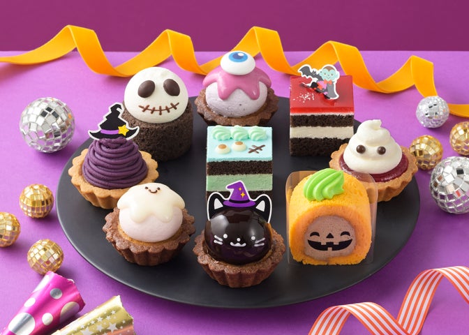 黒い皿に並ぶコージーコーナーのハロウィンモチーフのプチケーキ9個
