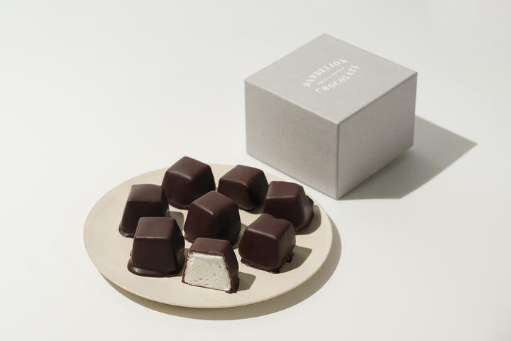 ダンデライオンのチョコレートマシュマロと商品箱、断面が見える菓子を皿に並べた写真