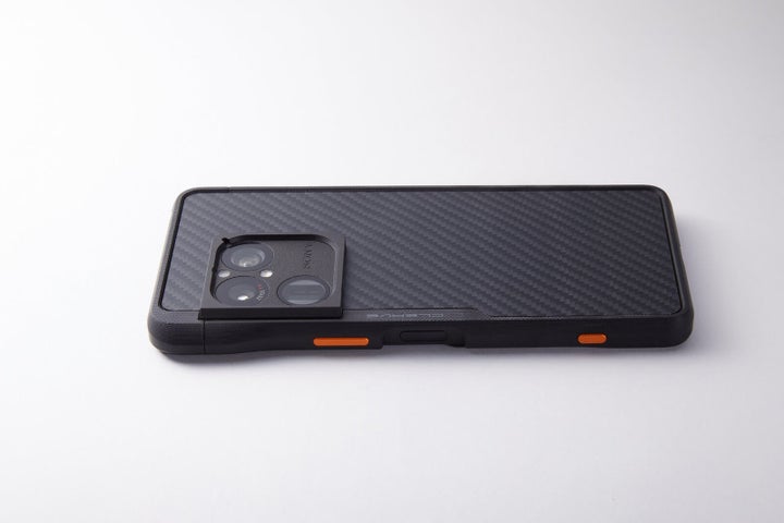 Xperia 1 VIIIに装着された黒いG10バンパーとアラミド繊維の背面プレート、オレンジの側面ボタン
