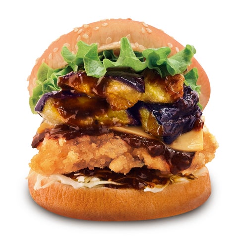 ゴマ付きバンズで揚げナス、チキン、チーズなどを挟んだ麻婆なすチーズチキンバーガー