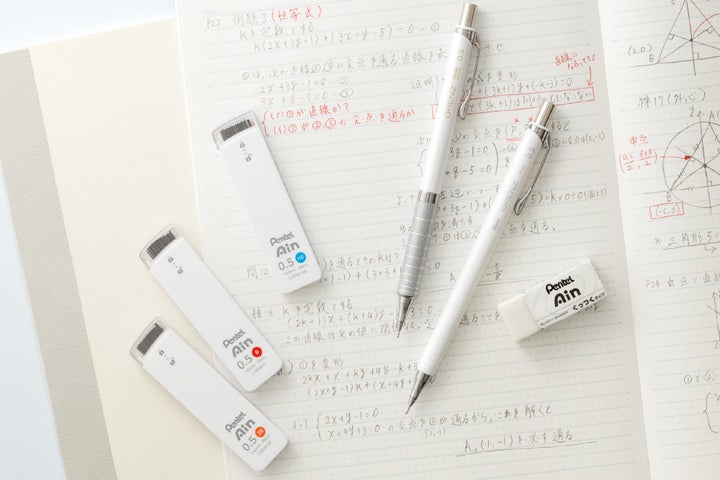 Pentel Ainの白い替芯ケース3個を白い文具やノートと並べた製品写真