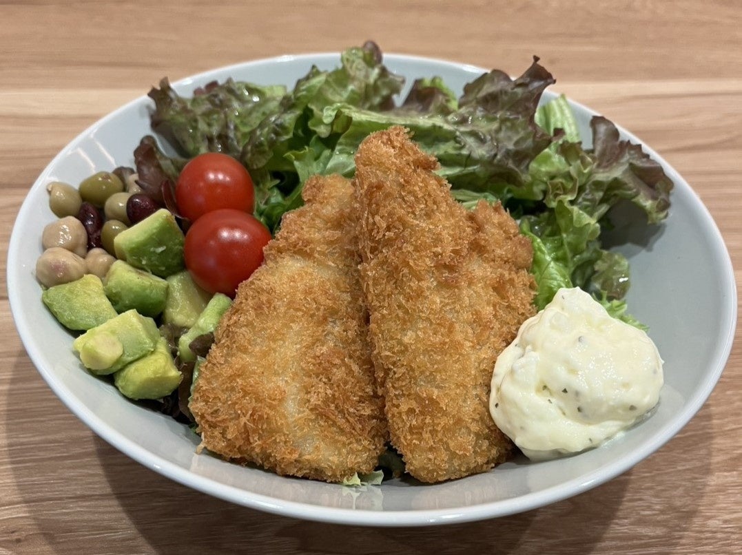 灰色のボウルに盛ったアジフライ、アボカド、トマト、葉野菜、豆とレモンタルタルソース