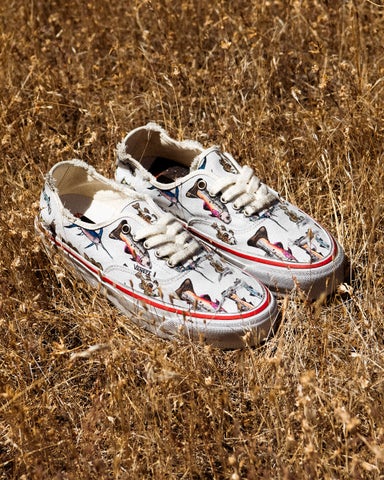 草の上に置かれたVANSZAの白いPremium Authentic 44 Kickdown